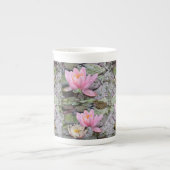 小さなカエルのespと庭の池の上のピンクのユリ ボーンチャイナマグカップ (正面)