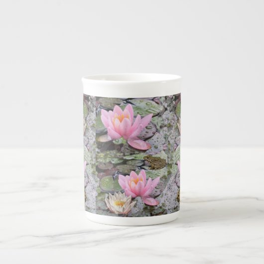 小さなカエルのespと庭の池の上のピンクのユリ ボーンチャイナマグカップ (正面)