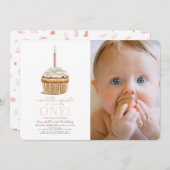 小さなカップケーキがピンクの写真を振りかける1st誕生日 招待状 (正面/裏面)