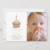 小さなカップケーキがピンクの写真を振りかける1st誕生日 招待状 (正面)