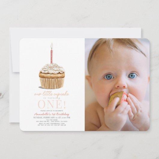 小さなカップケーキがピンクの写真を振りかける1st誕生日 招待状 (正面)