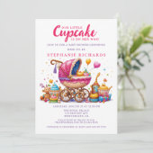 小さなカップケーキピンクのベビーカー赤ちゃんシャワー 招待状 (スタンド正面)