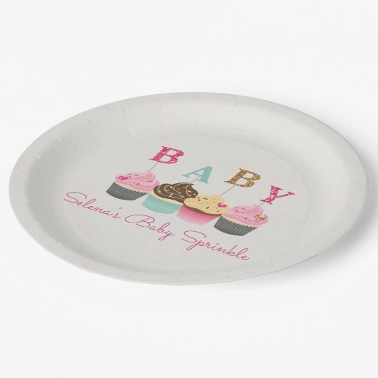 小さなカップケーキ女の子のベビーの散水やシャワー ペーパープレート (アングル)