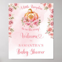 小さなカボチャがピンクと金ゴールドのサインに向かっている