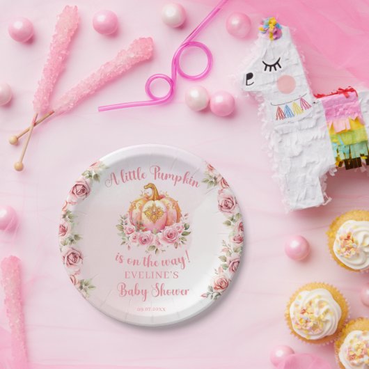小さなカボチャがピンクの赤ちゃんシャワーの途中にある ペーパープレート (パーティー)