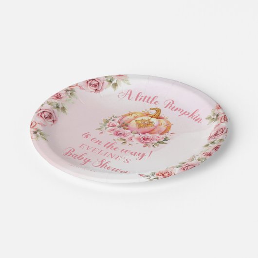 小さなカボチャがピンクの赤ちゃんシャワーの途中にある ペーパープレート (アングル)