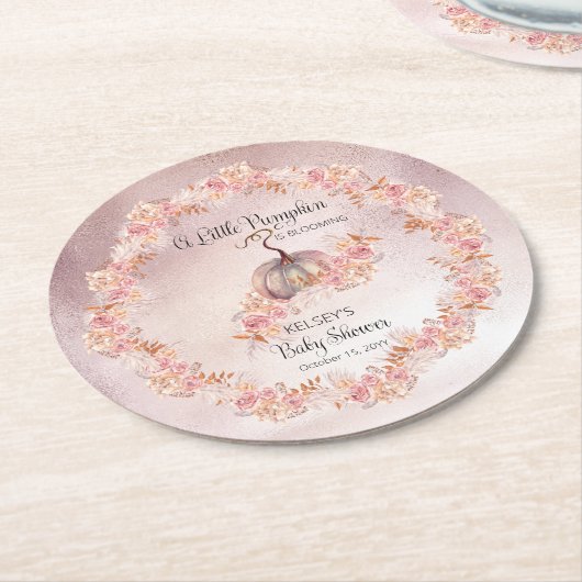 小さなカボチャがピンクの赤ちゃんシャワーを咲いている ラウンドペーパーコースター (アングル)
