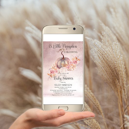 小さなカボチャがピンクの赤ちゃんシャワーを咲いている 招待状