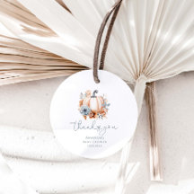 小さなカボチャが男の子の赤ちゃんシャワーの途中にある