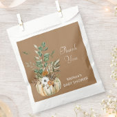 小さなカボチャが素朴な茶色のフローラに向かっている フェイバーバッグ