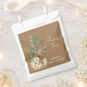 小さなカボチャが素朴な茶色のフローラに向かっている フェイバーバッグ (クリップ留めされた状態)