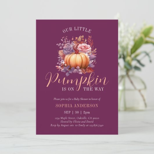小さなカボチャが紫色の赤ちゃんシャワーの途中にある 招待状 (スタンド正面)