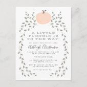 小さなカボチャが赤ちゃんシャワーの途中にある インビテーションポストカード (正面)