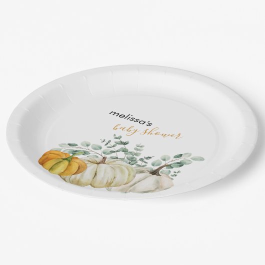 小さなカボチャが赤ちゃんシャワーの途中にある ペーパープレート (アングル)