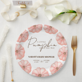 小さなカボチャが赤ちゃんシャワーの途中にある ペーパープレート