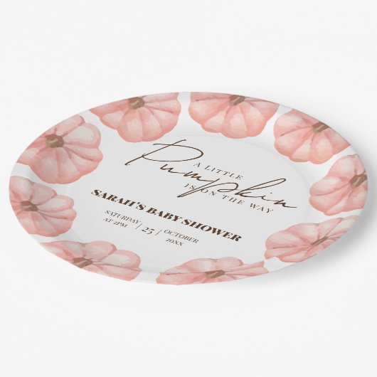 小さなカボチャが赤ちゃんシャワーの途中にある ペーパープレート (アングル)