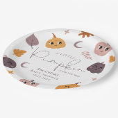 小さなカボチャが赤ちゃんシャワーの途中にある ペーパープレート (アングル)