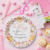 小さなカボチャが赤ちゃんシャワーの途中にある ペーパープレート (パーティー)