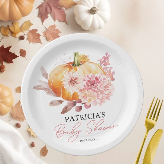 小さなカボチャが赤ちゃんシャワーの途中にある ペーパープレート