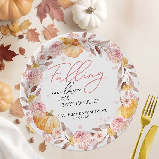 小さなカボチャが赤ちゃんシャワーの途中にある ペーパープレート