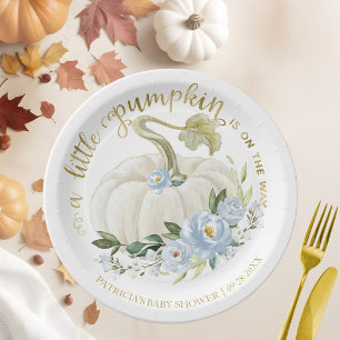 小さなカボチャが赤ちゃんシャワーの途中にある ペーパープレート