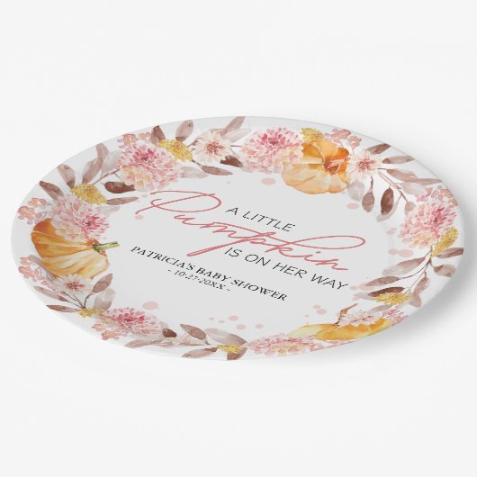 小さなカボチャが赤ちゃんシャワーの途中にある ペーパープレート (アングル)