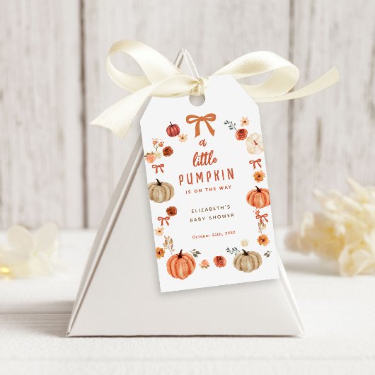 小さなカボチャが赤ちゃんシャワー歓迎の途中にある ギフトタグ