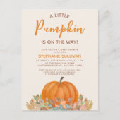 小さなカボチャが途中にある秋赤ちゃんシャワー インビテーションポストカード (正面)