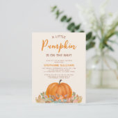 小さなカボチャが途中にある秋赤ちゃんシャワー インビテーションポストカード (スタンド正面)