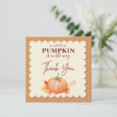 小さなカボチャが途中にある秋赤ちゃんシャワー サンキューカード (スタンド正面)