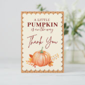 小さなカボチャが途中にある秋赤ちゃんシャワー サンキューカード (スタンド正面)
