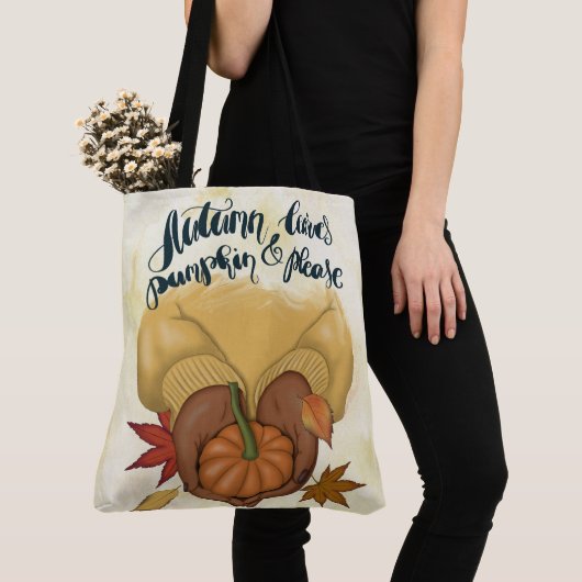 小さなカボチャを持つ金ゴールドセーターを着た女性 トートバッグ (クローズアップ)