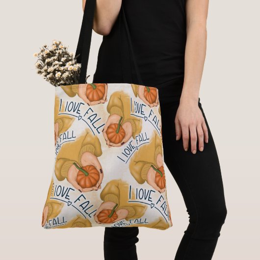 小さなカボチャを持つ金ゴールドセーターを着た女性 トートバッグ (クローズアップ)
