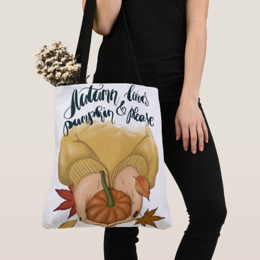 小さなカボチャを持つ金ゴールドセーターを着た女性 トートバッグ (クローズアップ)