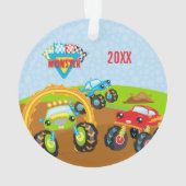 小さなカラフル男の子モンスタートラック名クリスマス オーナメント (裏面)