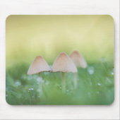 小さなキノコの自然写真 マウスパッド (正面)