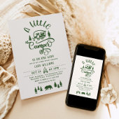 小さなキャンパーが緑の森に向かっている 招待状