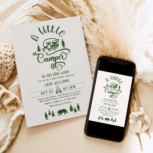 小さなキャンパーが緑の森に向かっている 招待状