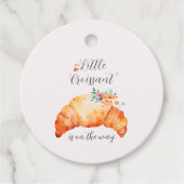 小さなクロワッサンが赤ちゃんシャワーの途中にある フェイバータグ (正面)