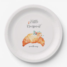 小さなクロワッサンが赤ちゃんシャワーの途中にある ペーパープレート