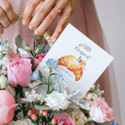 小さなクロワッサンが赤ちゃんシャワーの途中にある 招待状