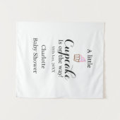 小さなケーキがやってくる ベイビーシャワーの名前です タペストリー (正面(横))