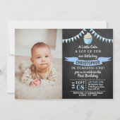 小さなケーキの黒板写真 1歳の誕生日 招待状 (正面)