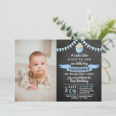 小さなケーキの黒板写真 1歳の誕生日 招待状 (スタンド正面)