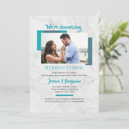 小さなゲストのシンプルな結婚式の写真 案内状 (スタンド正面)