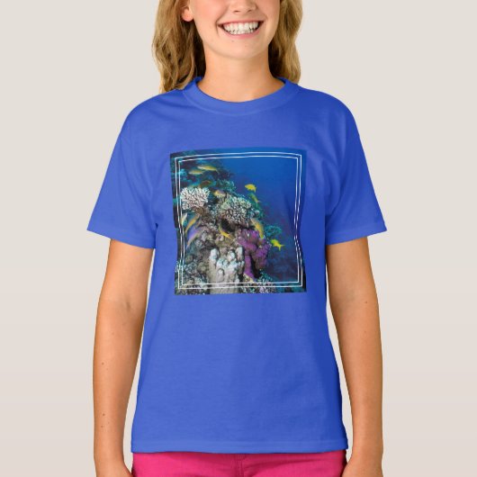 小さなサンゴの周りを群れるヒレナガカマス Tシャツ (正面)