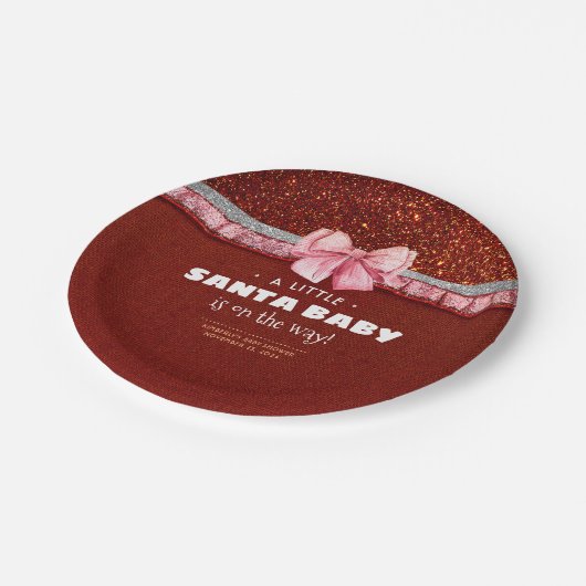 小さなサンタベビーが赤ちゃんシャワーを浴びる途中 ペーパープレート (アングル)
