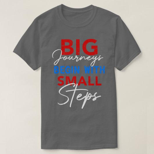 小さなステップから大きな旅が始感動的まる Tシャツ (デザイン正面)