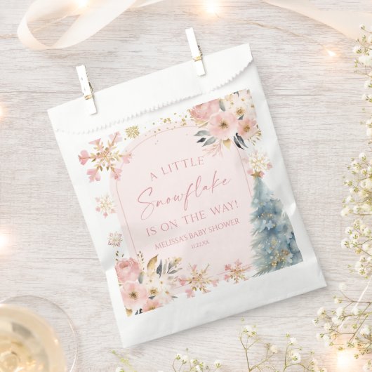 小さなスノーフレークのピンクの冬の赤ちゃんシャワー フェイバーバッグ (クリップ留めされた状態)