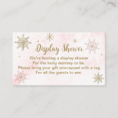 小さなスノーフレークのピンクの赤ちゃんシャワー エンクロージャーカード (正面)